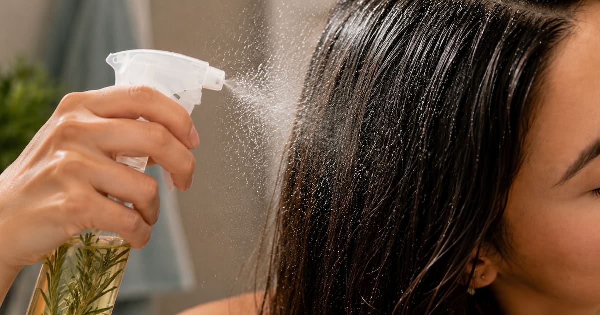 Jak przygotować i stosować wodę rozmarynową na włosy — naturalna pielęgnacja skóry głowy